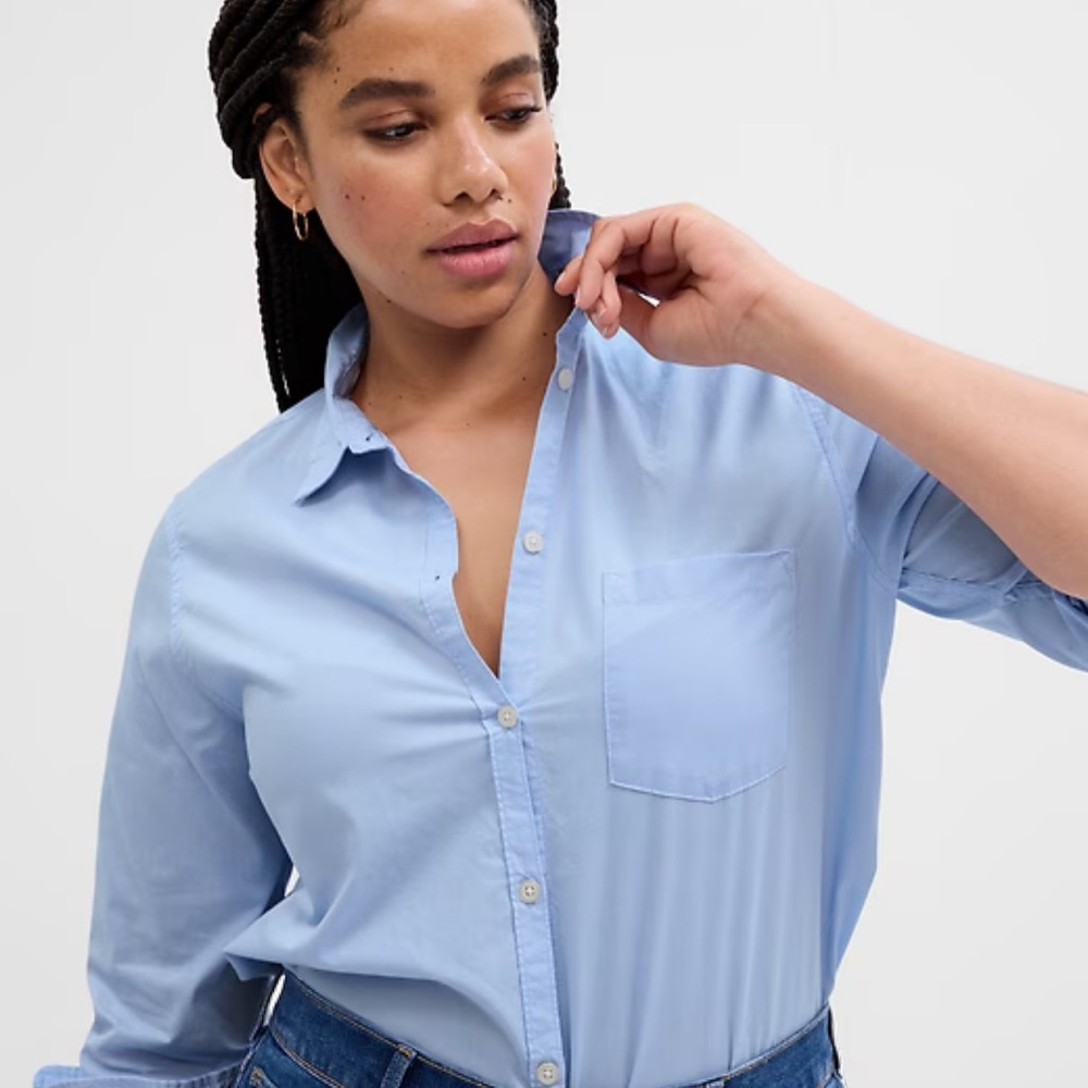 GAP 100% cotton blue fitted button down shirt / blouse size small EUC